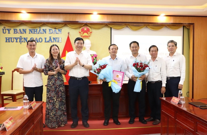 Chủ tịch tỉnh Đồng Tháp trao quyết định phê chuẩn chủ tịch huyện Cao Lãnh